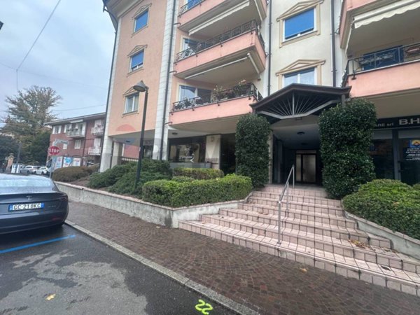 locale commerciale in vendita a Laveno-Mombello in zona Laveno