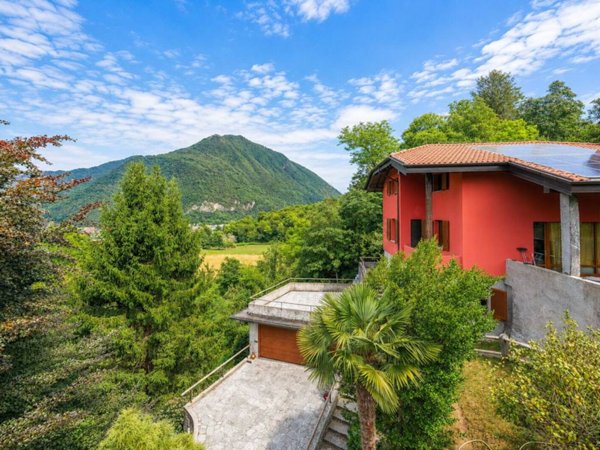 casa indipendente in vendita a Laveno-Mombello in zona Rebolgiane