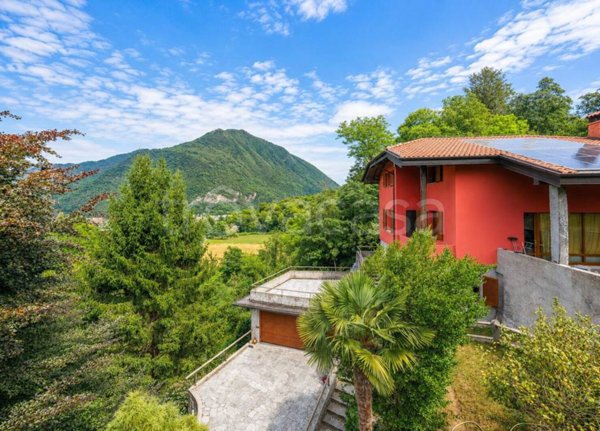 casa indipendente in vendita a Laveno-Mombello in zona Mombello