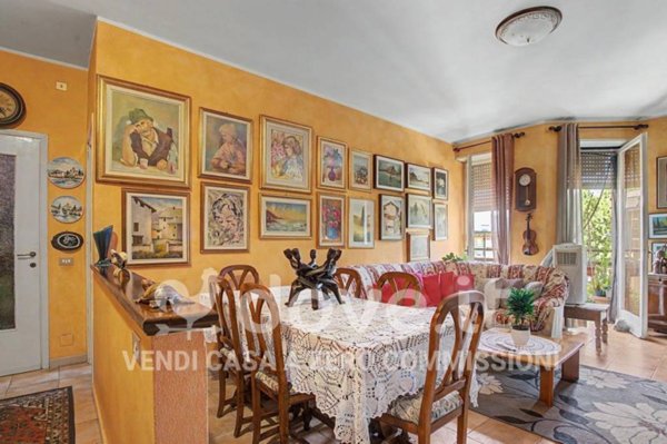 appartamento in vendita a Laveno-Mombello in zona Laveno
