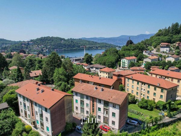 appartamento in vendita a Laveno-Mombello in zona Laveno