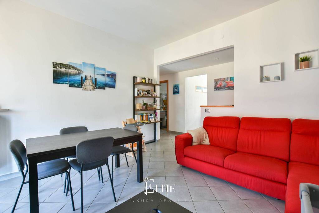 appartamento in vendita a Laveno-Mombello in zona Laveno