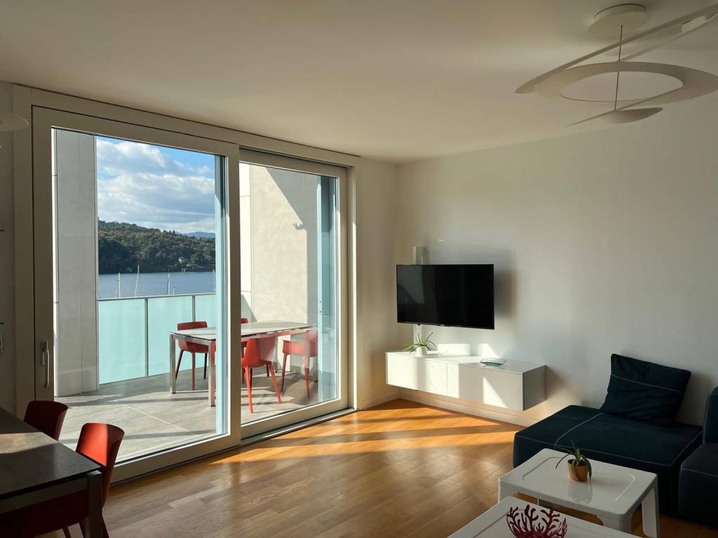 appartamento in vendita a Laveno-Mombello in zona Laveno