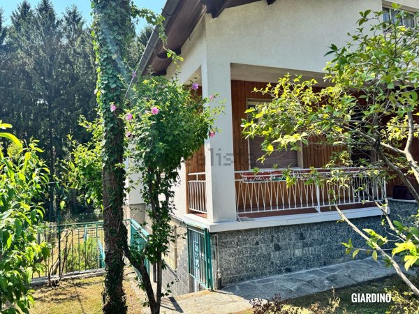 casa indipendente in vendita a Laveno-Mombello in zona Laveno