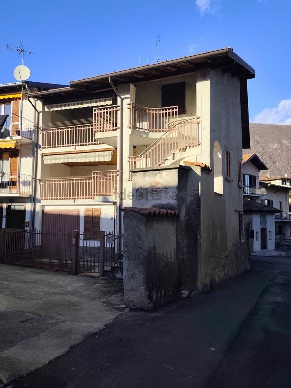casa indipendente in vendita a Laveno-Mombello in zona Somisso