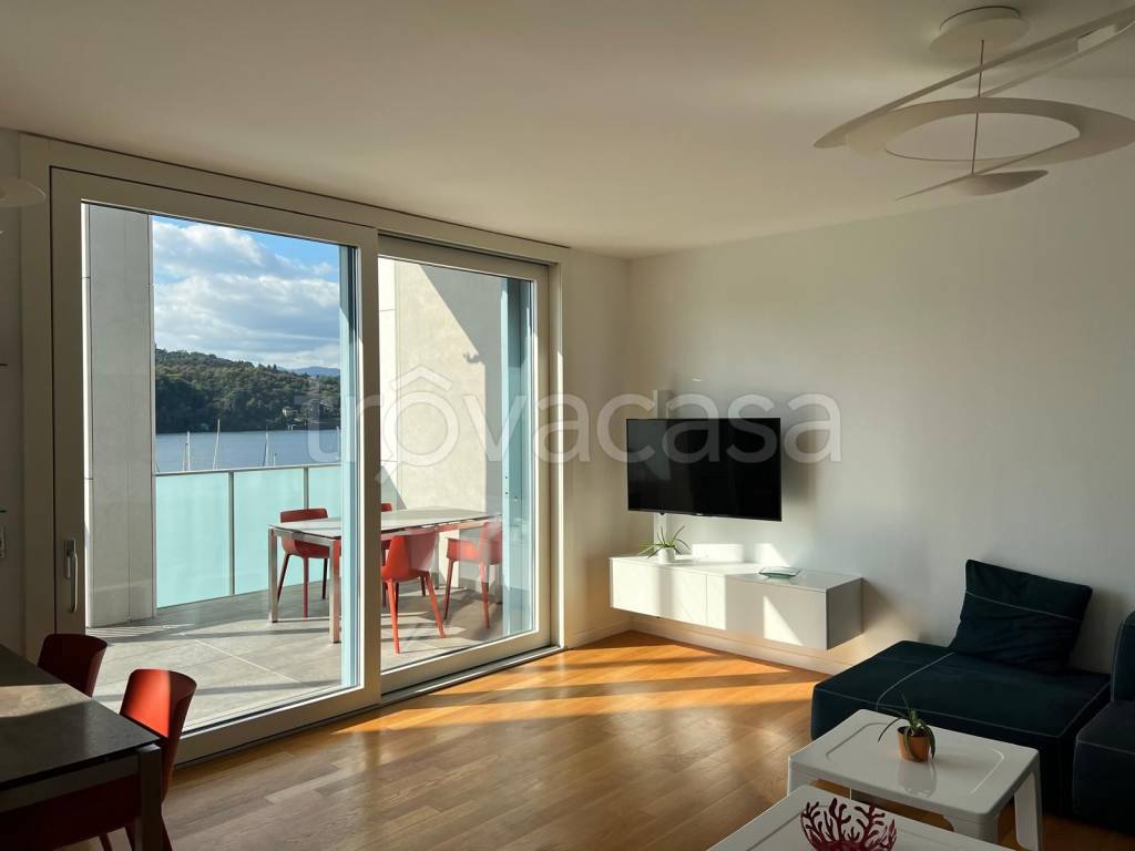 appartamento in vendita a Laveno-Mombello in zona Laveno