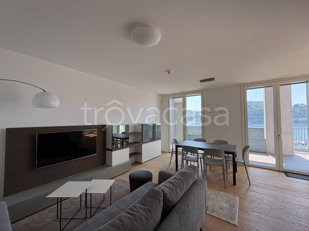 appartamento in vendita a Laveno-Mombello in zona Laveno