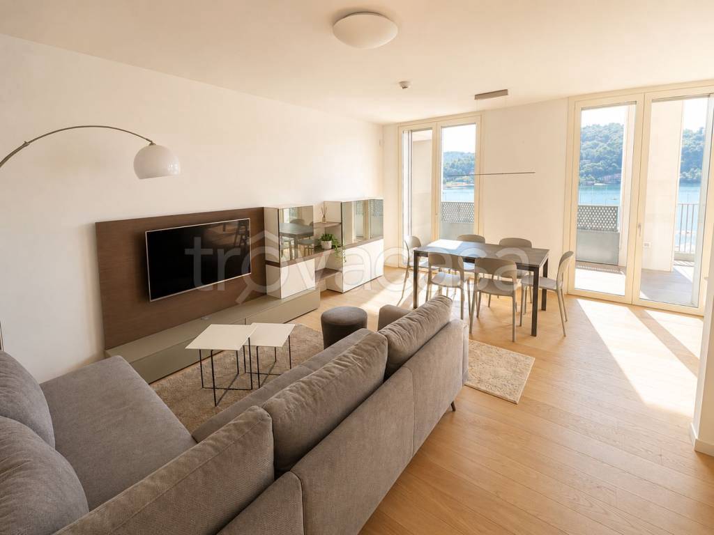 appartamento in vendita a Laveno-Mombello in zona Laveno