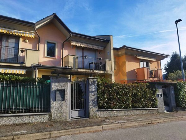 appartamento in vendita a Laveno-Mombello in zona Corte