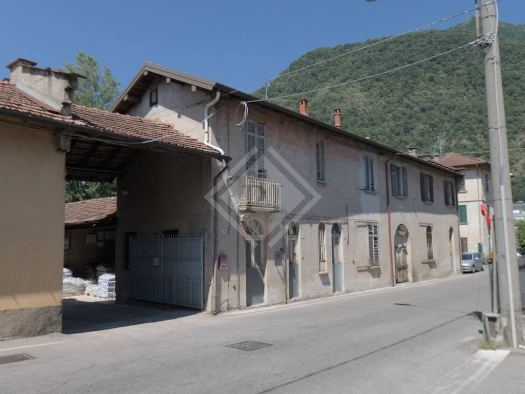 intera palazzina in vendita a Laveno-Mombello in zona Laveno