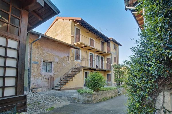 casa indipendente in vendita a Laveno-Mombello in zona Somisso