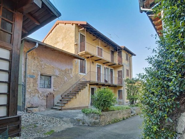 casa indipendente in vendita a Laveno-Mombello in zona Corte