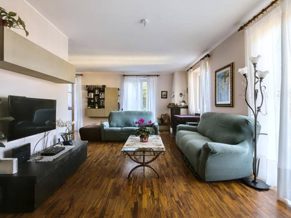 casa indipendente in vendita a Laveno-Mombello in zona Brugnolo