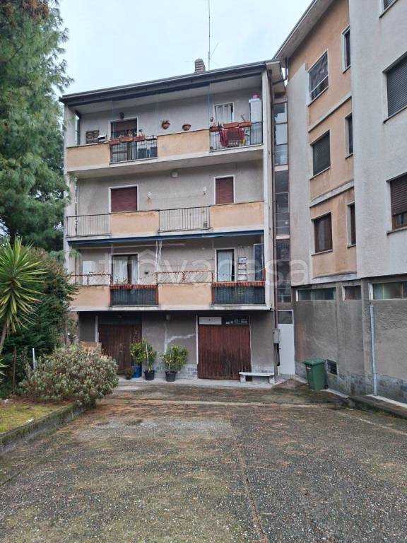 appartamento in vendita a Laveno-Mombello in zona Laveno