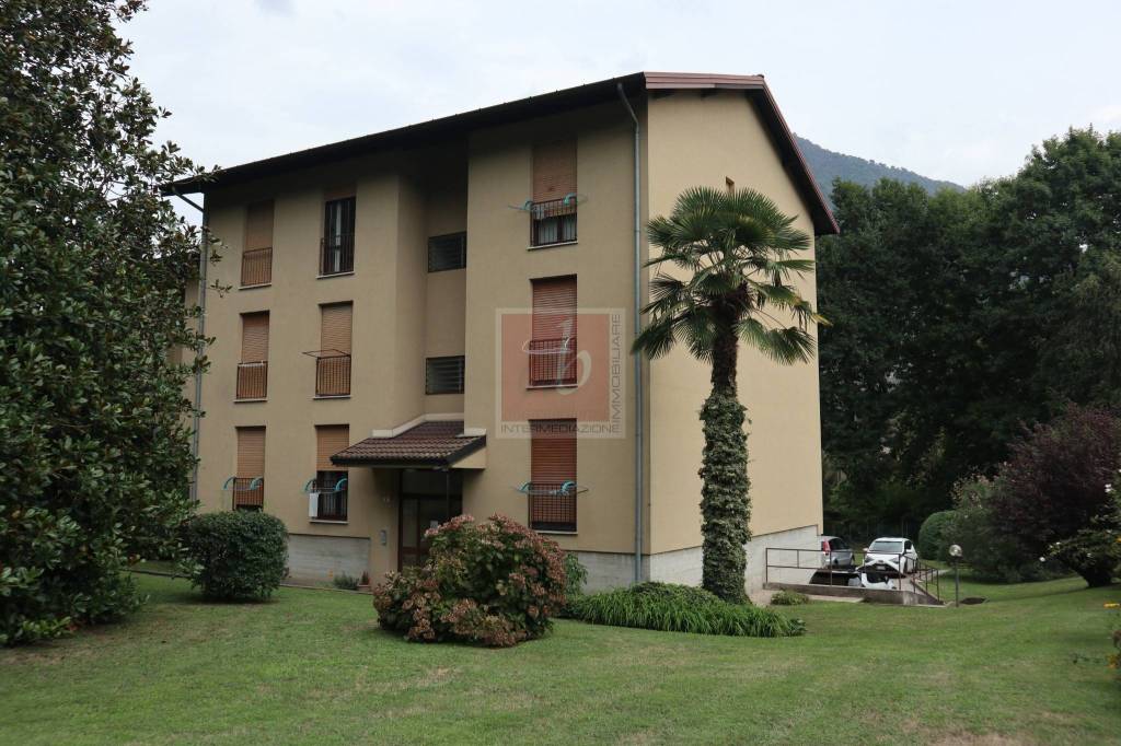 appartamento in vendita a Laveno-Mombello in zona Laveno
