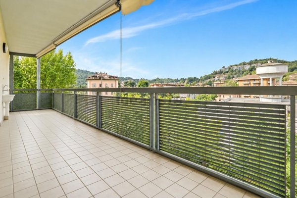 appartamento in vendita a Laveno-Mombello in zona Brugnolo