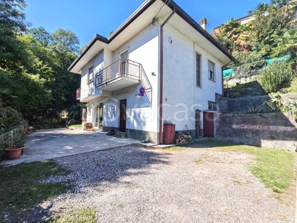 casa indipendente in vendita a Laveno-Mombello in zona Mombello
