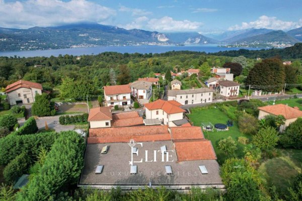 casa indipendente in vendita a Laveno-Mombello in zona Corte