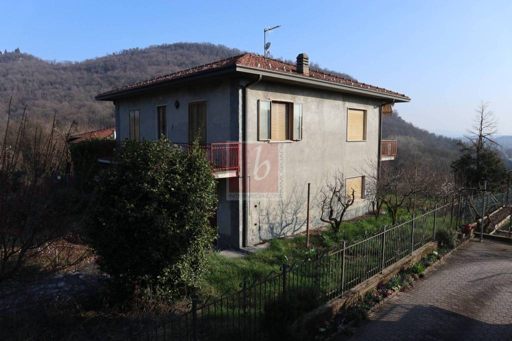casa indipendente in vendita a Laveno-Mombello in zona Mombello