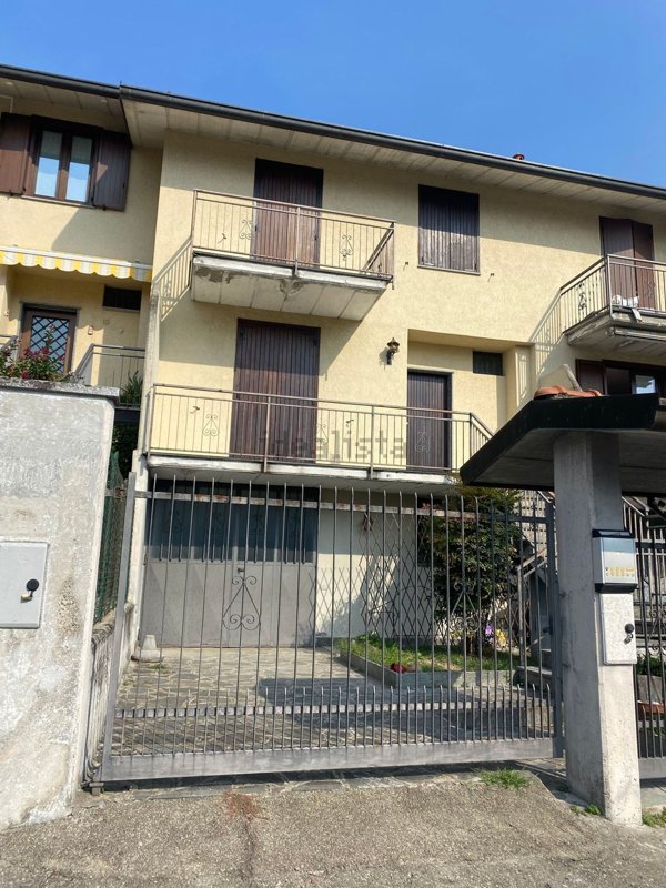 casa indipendente in vendita a Laveno-Mombello in zona Somisso