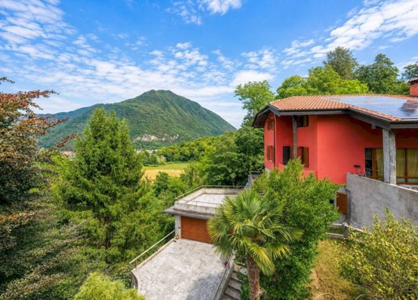 casa indipendente in vendita a Laveno-Mombello in zona Rebolgiane