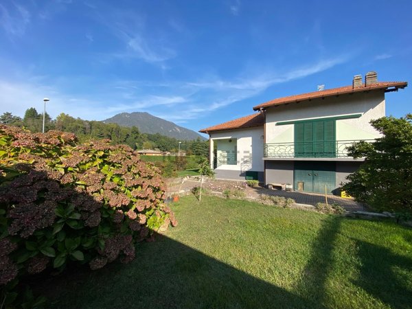 casa indipendente in vendita a Laveno-Mombello in zona Corte