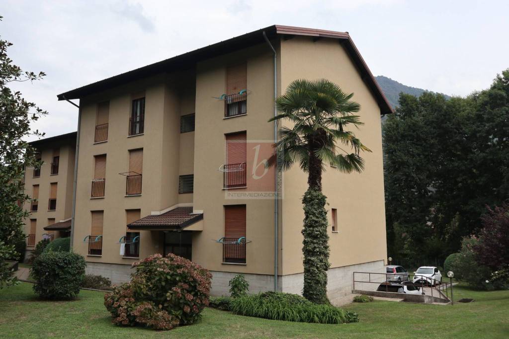 appartamento in vendita a Laveno-Mombello in zona Laveno