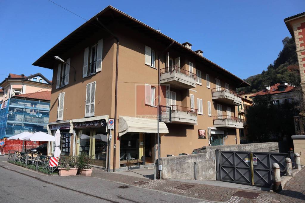appartamento in vendita a Laveno-Mombello in zona Laveno