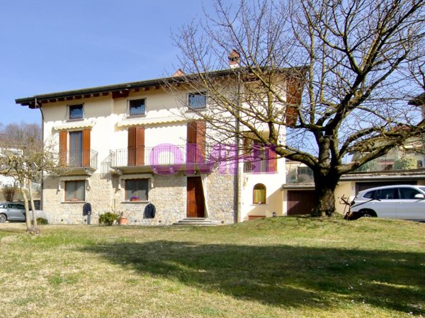 casa indipendente in vendita a Leggiuno in zona Campagna