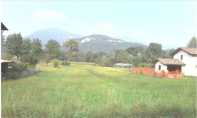 terreno edificabile in vendita a Leggiuno in zona Bosco