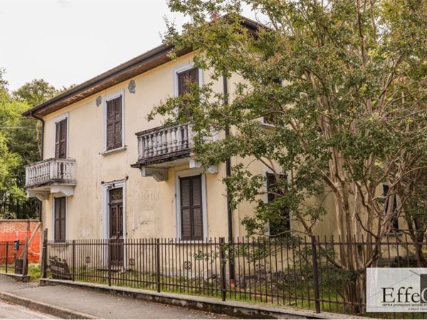 casa indipendente in vendita a Leggiuno