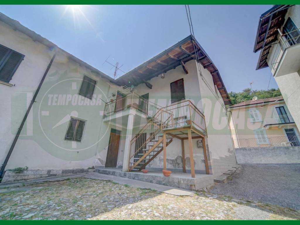 casa indipendente in vendita a Leggiuno
