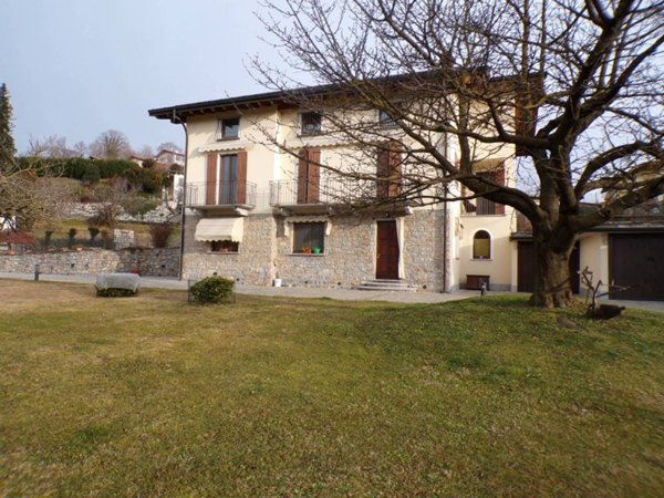 casa indipendente in vendita a Leggiuno