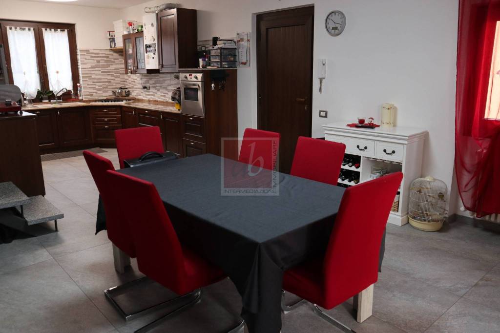 appartamento in vendita a Leggiuno in zona Reno