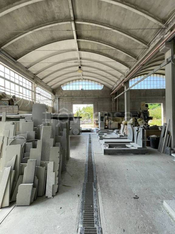 locale commerciale in vendita a Leggiuno