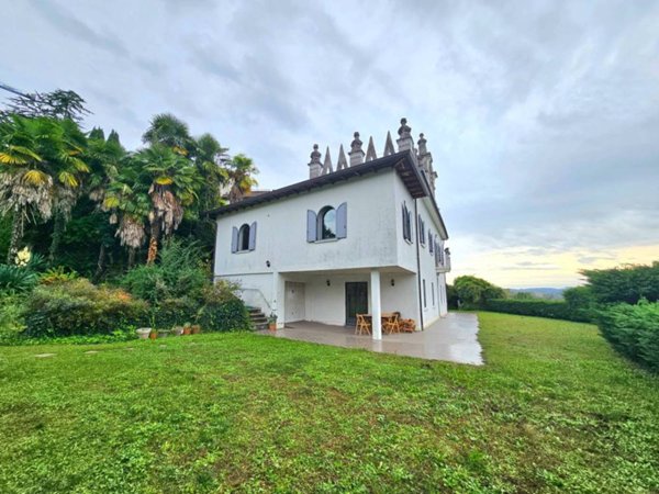 casa indipendente in vendita a Leggiuno