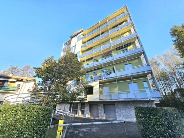 appartamento in vendita a Leggiuno in zona Reno