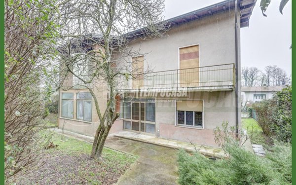 casa indipendente in vendita a Leggiuno