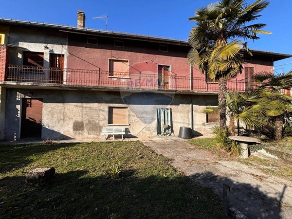 casa indipendente in vendita a Leggiuno in zona Arolo