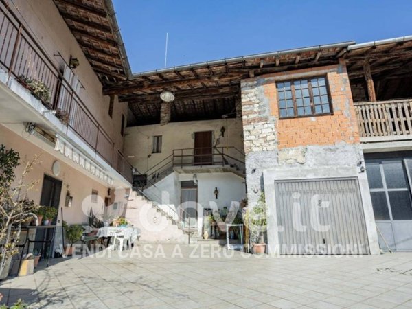 appartamento in vendita a Leggiuno in zona Marzaro