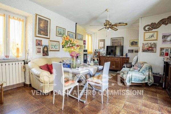 appartamento in vendita a Leggiuno in zona Marzaro