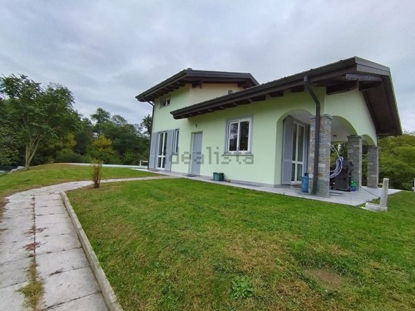 casa indipendente in vendita a Leggiuno