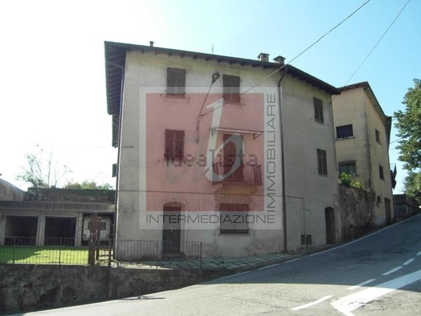 casa semindipendente in vendita a Leggiuno