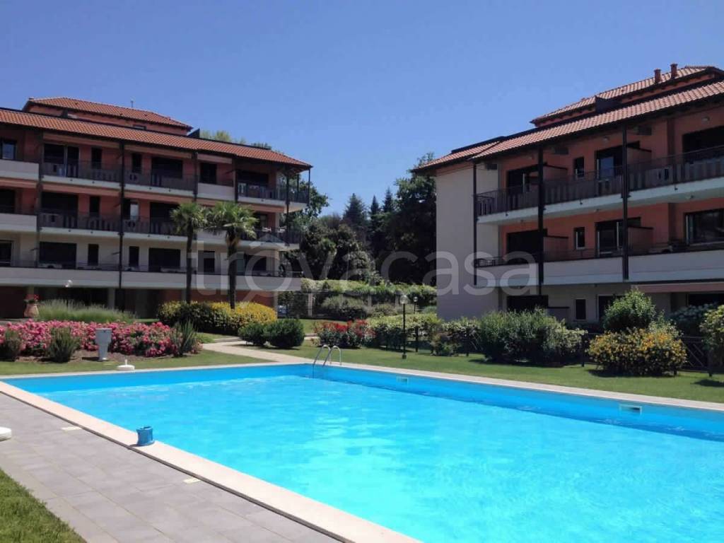 appartamento in vendita a Leggiuno in zona Arolo