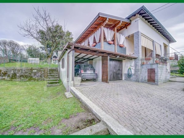 casa indipendente in vendita a Leggiuno