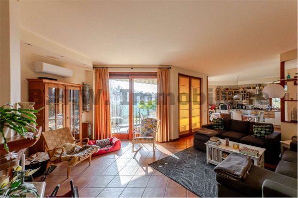 casa indipendente in vendita a Leggiuno
