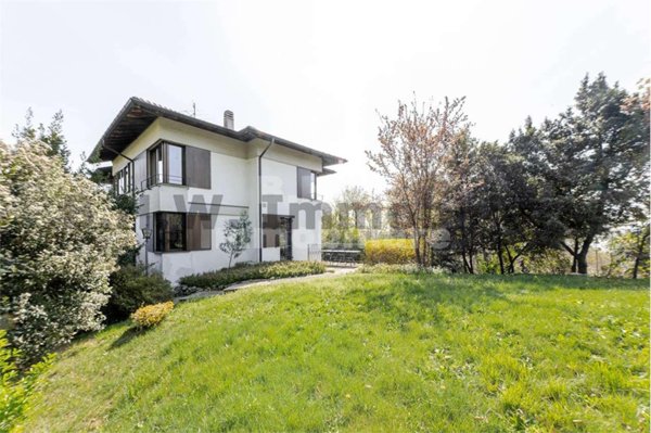 casa indipendente in vendita a Leggiuno in zona Arolo