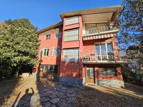 casa indipendente in vendita a Leggiuno in zona Arolo
