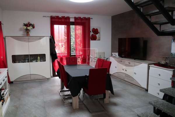appartamento in vendita a Leggiuno in zona Reno