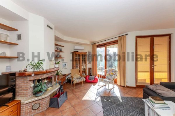 casa indipendente in vendita a Leggiuno